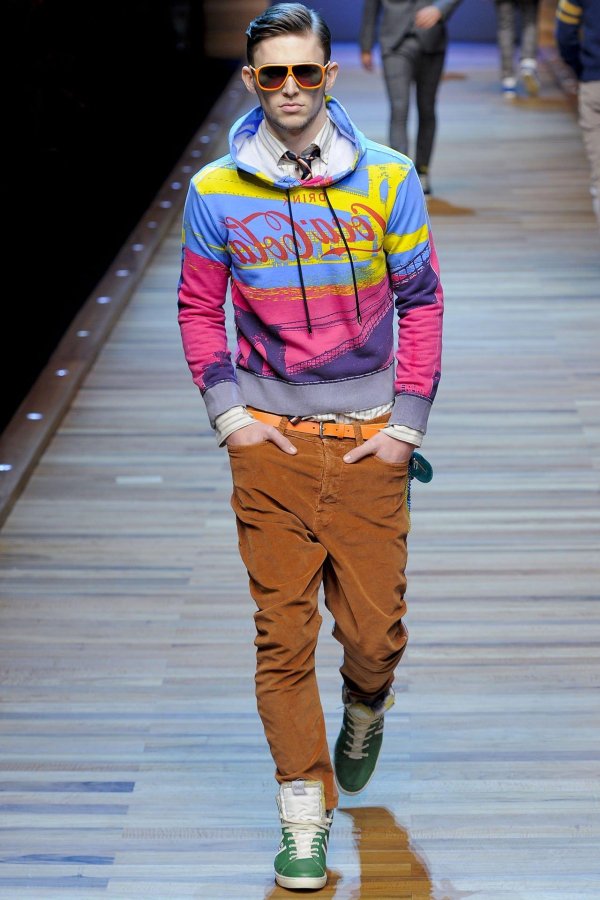 парень в яркой одежде