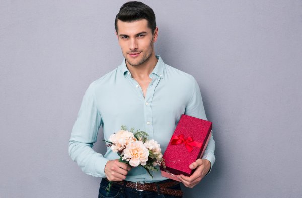 мужчина держит подарок