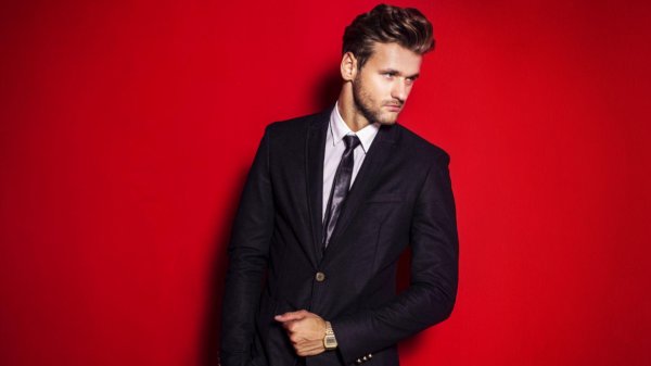 мужчина на красном фоне