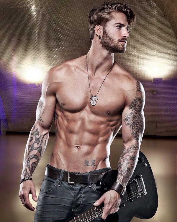 накаченные парни