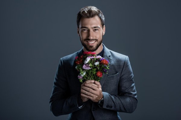 красивые мужчины с цветами