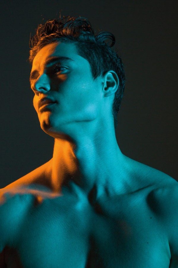 портрет свет снизу