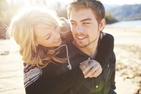 красивая девушка с парнем