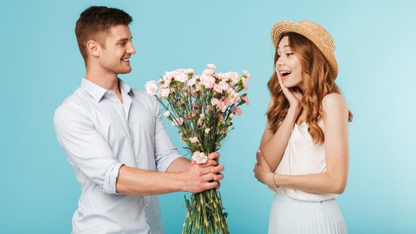 парень дарит цветы
