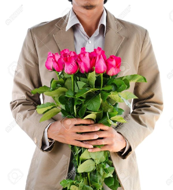 мужчина дарит цветы