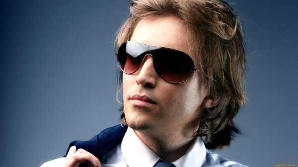 мужчина в очках