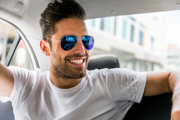 в солнцезащитных очках