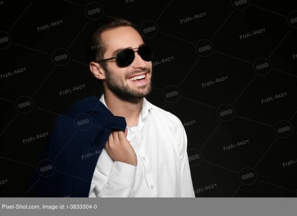 человек в солнечных очках