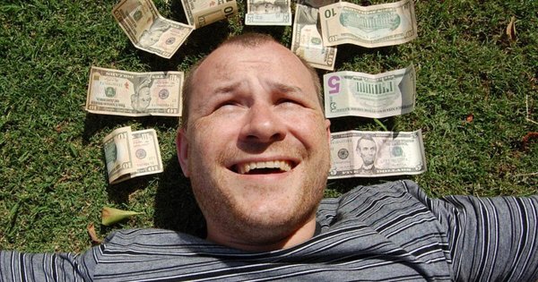 много денег