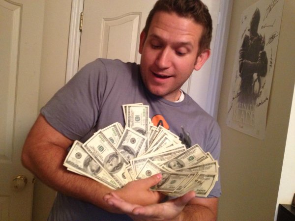 мужчина с пачкой денег