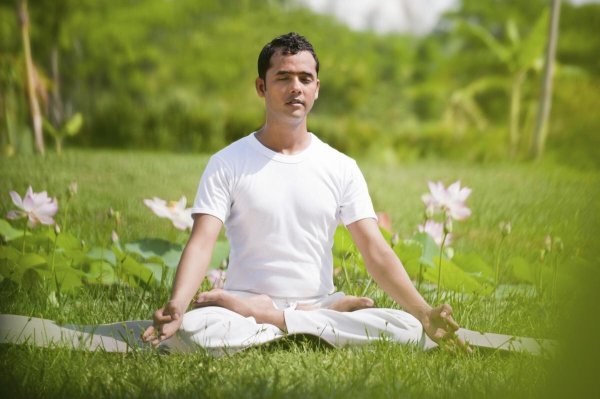 парень медитирует