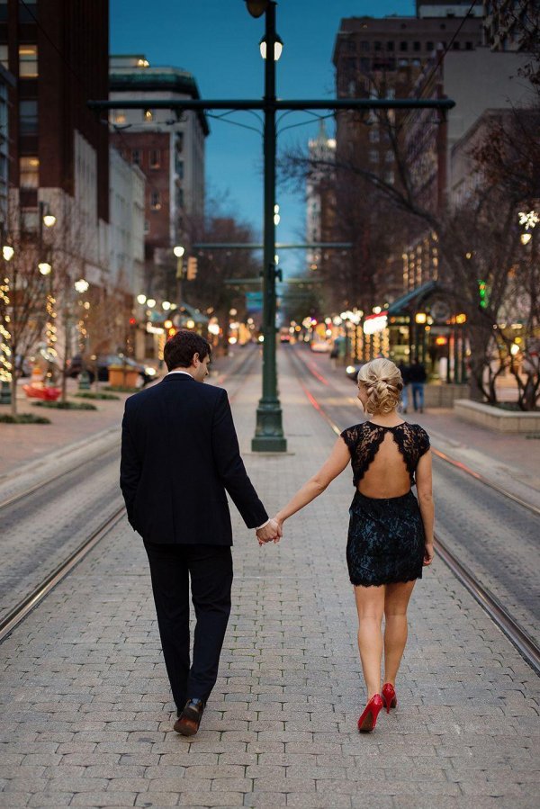 парочка гуляет