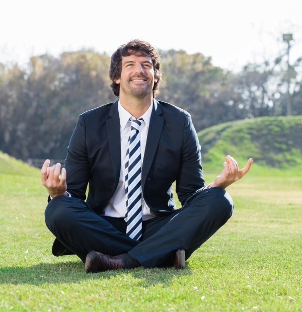 бизнесмен медитирует