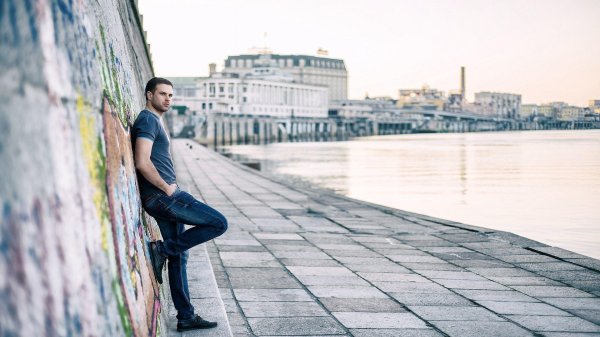 мужская фотосессия на набережной