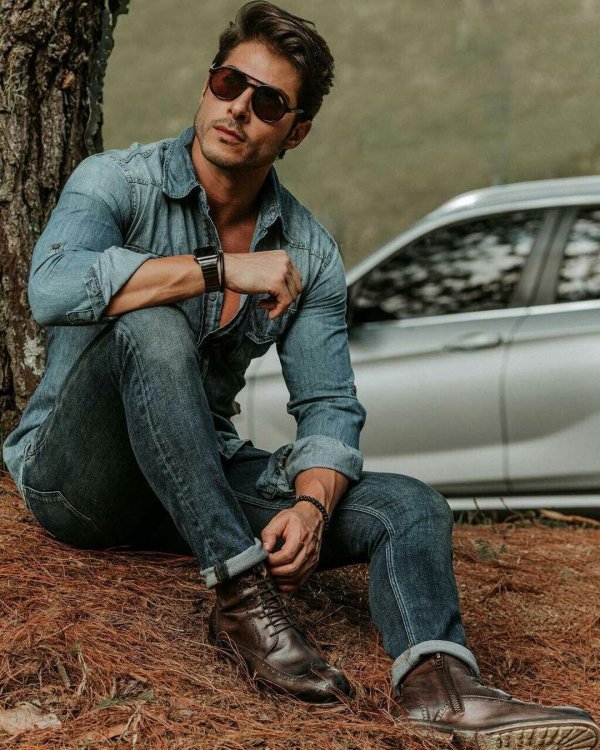 мужчина в джинсах