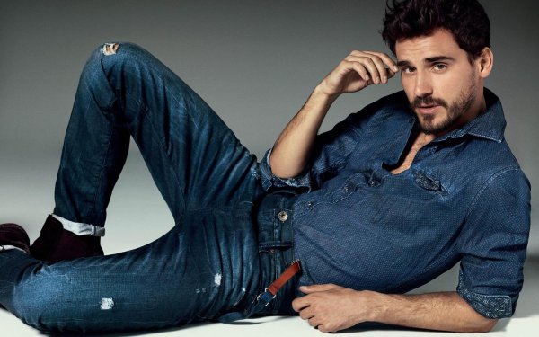 мужчина в джинсах