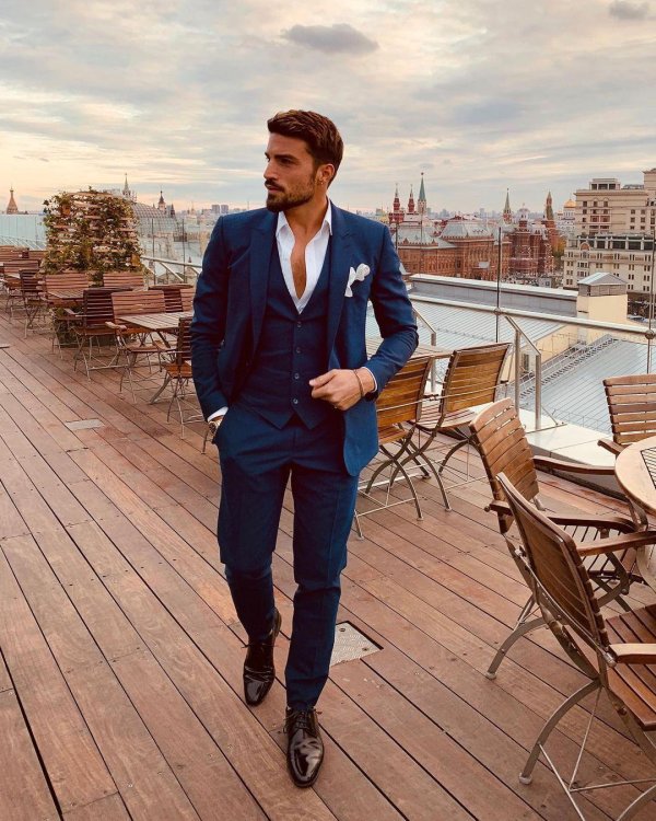 стильный мужчина в костюме