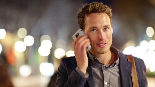 мужчина смотрит в телефон