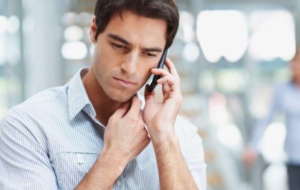 человек говорит по телефону