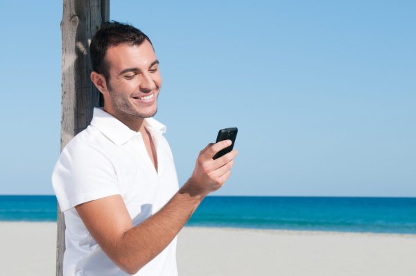 мужчина смотрит в телефон