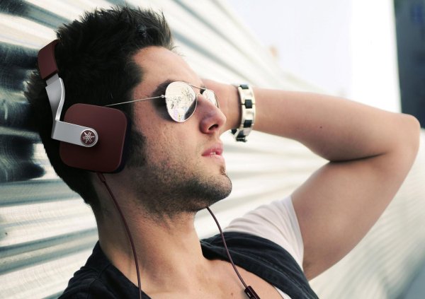 наушники на человеке