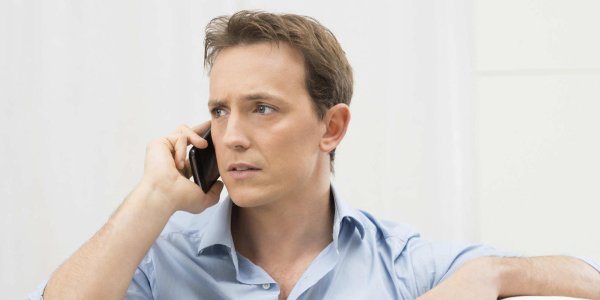 человек разговаривает по телефону