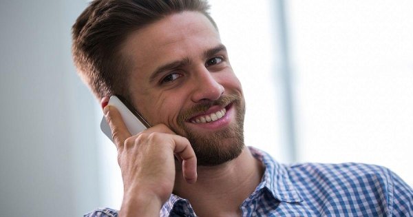 разговаривает по телефону