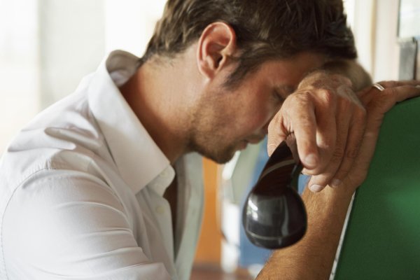 парень ждет звонка