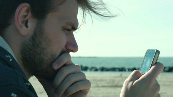 смотрит в телефон