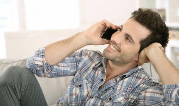 парень звонит по тел