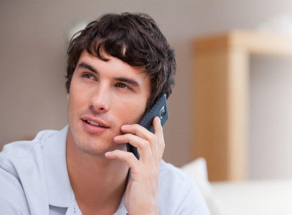 парень с телефоном