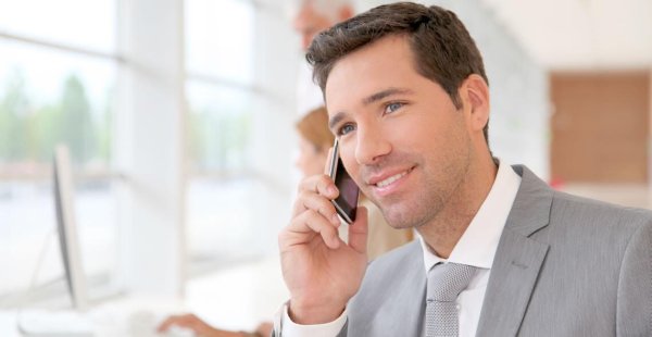 человек разговаривает по мобильному