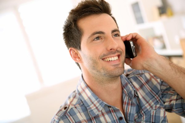 парень звонит по тел