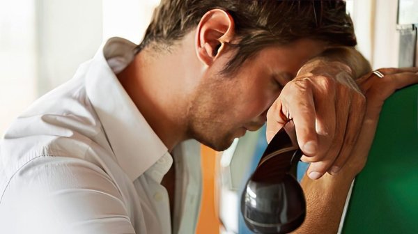 парень ждет звонка