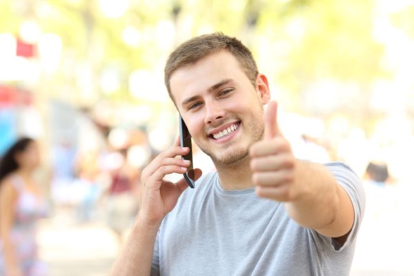 парень смотрит в телефон