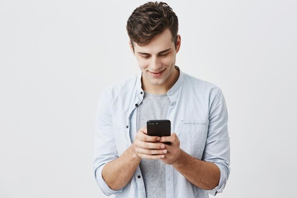 парень смотрит в телефон