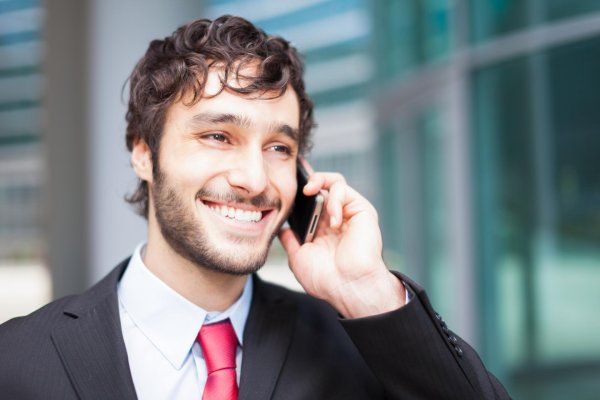 бизнесмен разговаривает по телефону