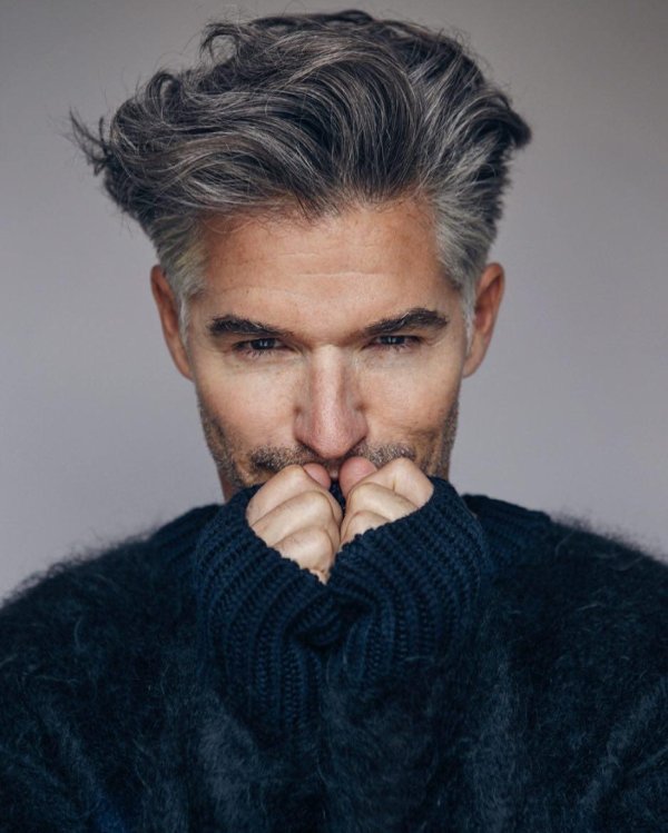 седые волосы мужчины