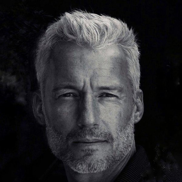 седой мужчина