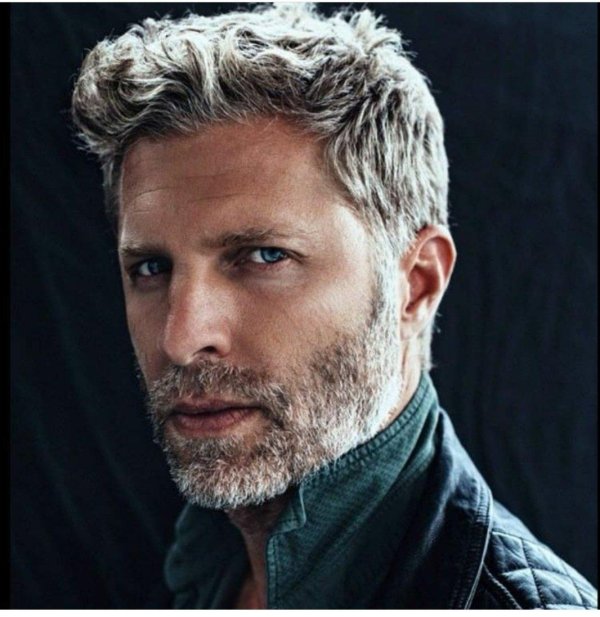 седые волосы мужчины