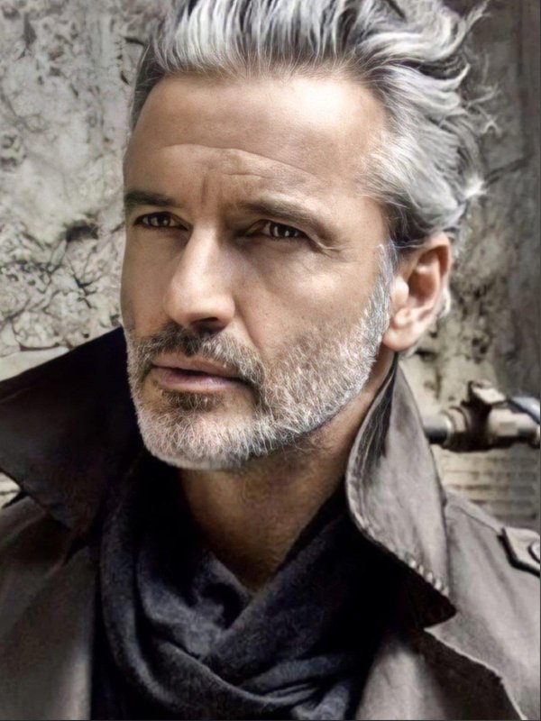 мужчина с седыми волосами