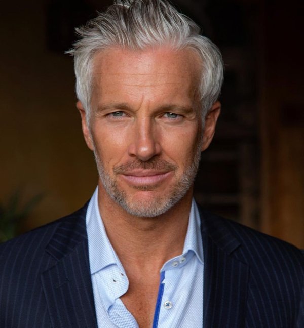 седовласый мужчина