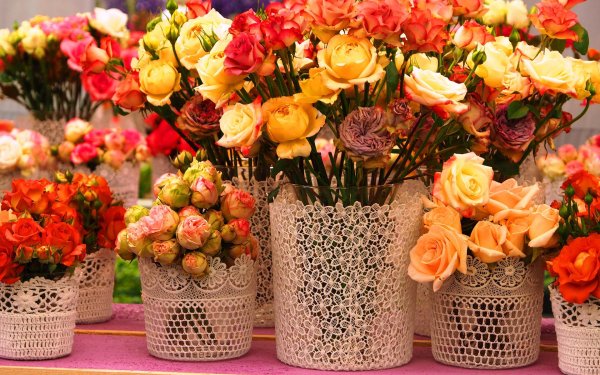 много букетов цветов