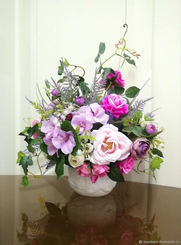 композиция с искусственными цветами