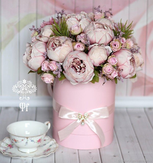 коробка с пионами