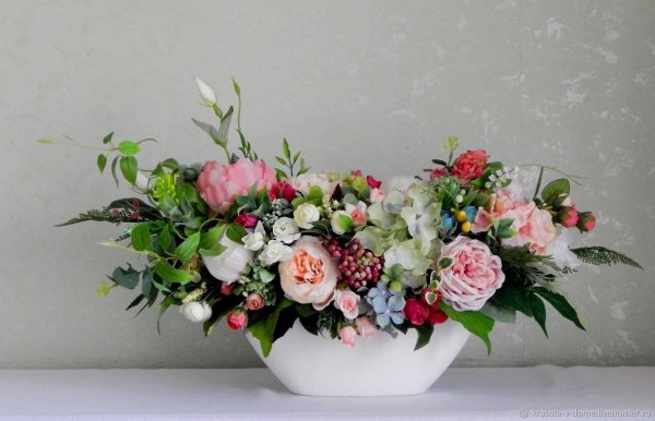 композиция с искусственными цветами