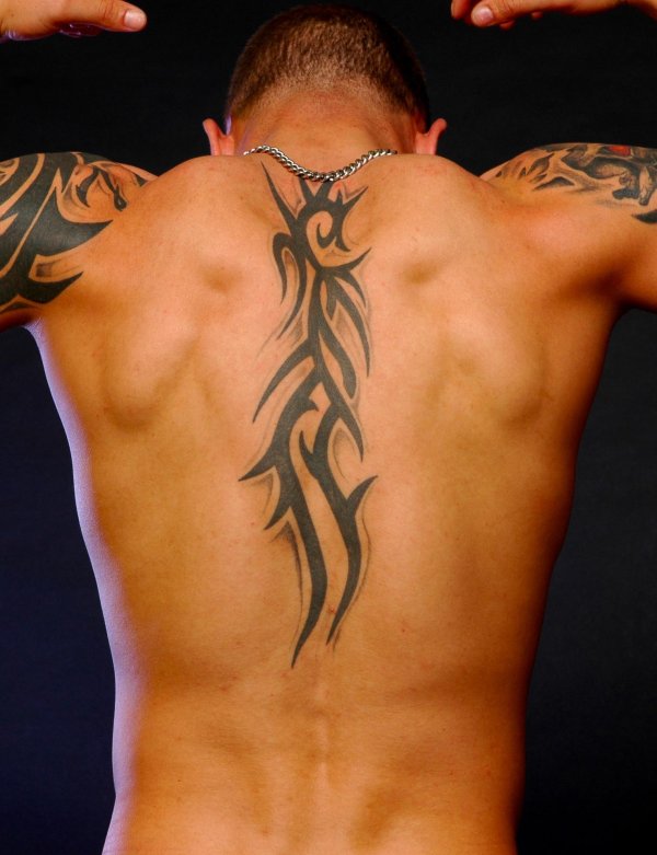 мужская татуировка на спине