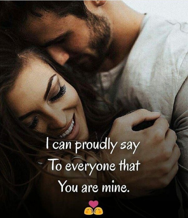 обнимает девушку