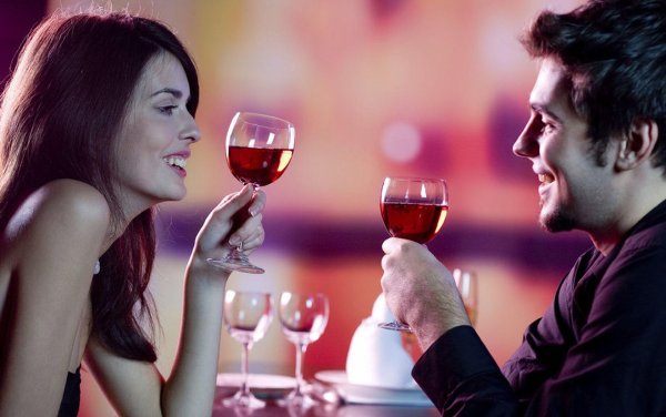 мужчина с бокалом вина