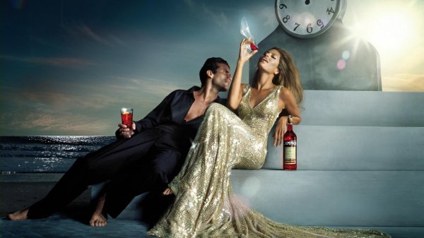 девушки с шампанским